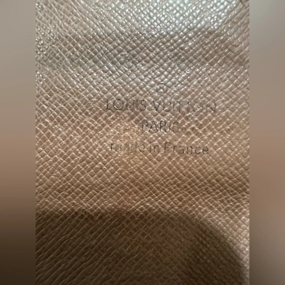 LOUIS VUITTON
Sarah leather wallet w/unbranded chain - Picture 7 of 12